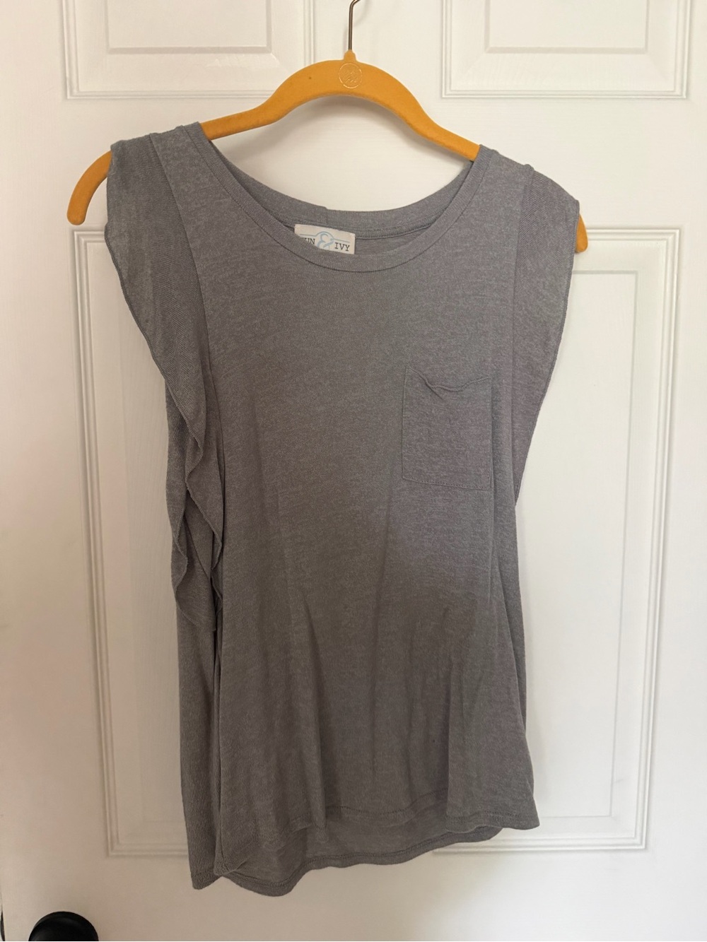 Women's Gray Sleeveless Pocket Tank Top - Casual Everyday Layer